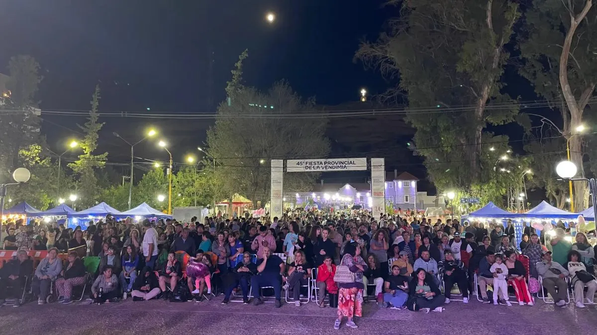 La celebración vendimial finalizó cerca de las 2 frente a una multitud.