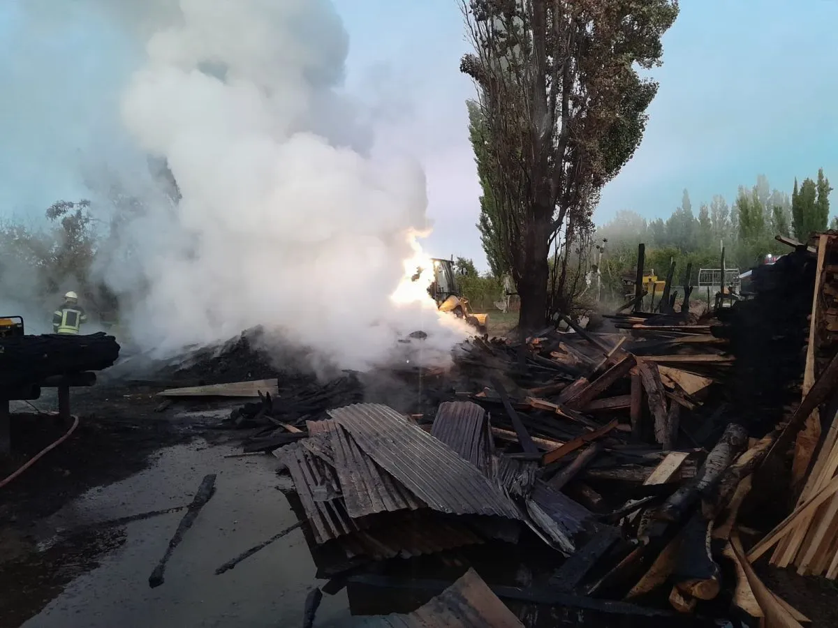 La intensa labor de los bomberos evitó que el fuego alcanzara a dos viviendas lindantes.