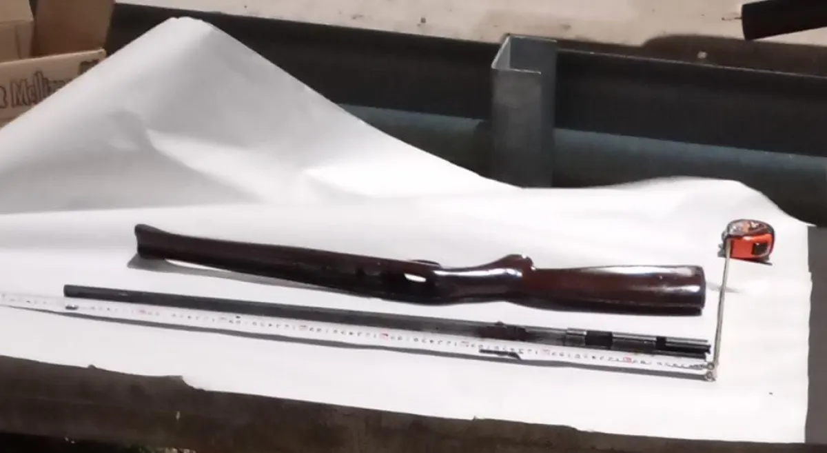 El arma de fuego fue encontrada en el asiento trasero de la camioneta.