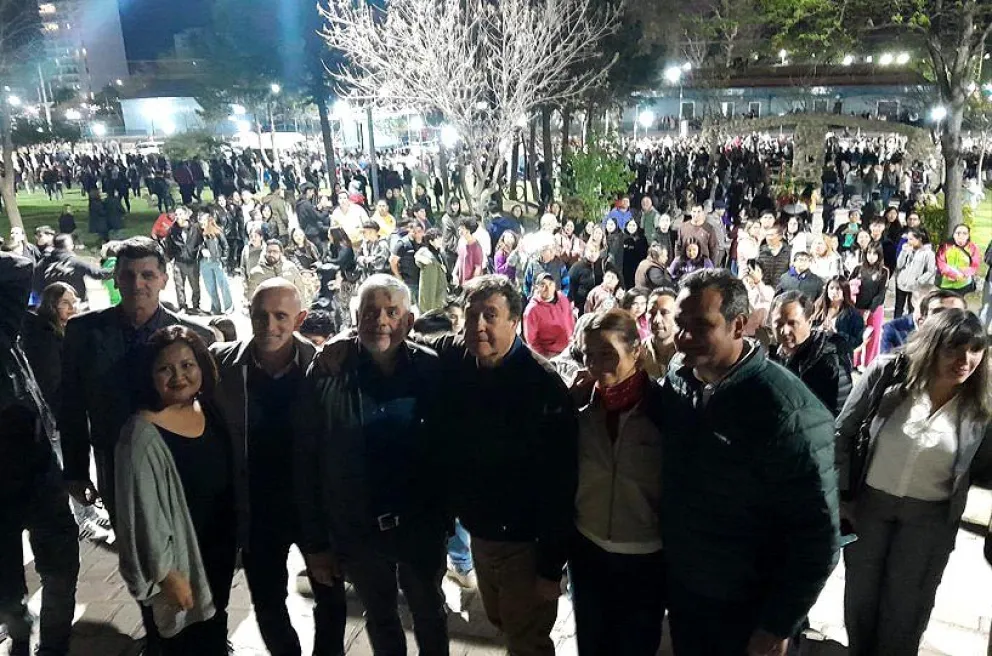 Una multitud se concentró al norte de las vías del ferrocarril para participar del acto.