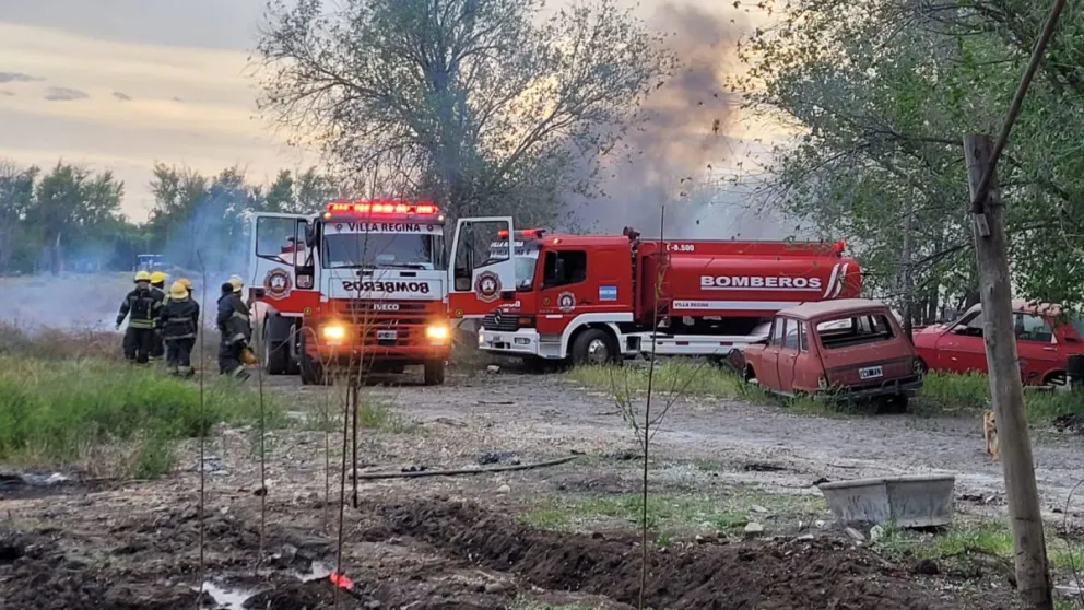 Dos móviles y dotaciones de bomberos de Regina intervinieron en incendios en la zona rural. (Foto archivo)