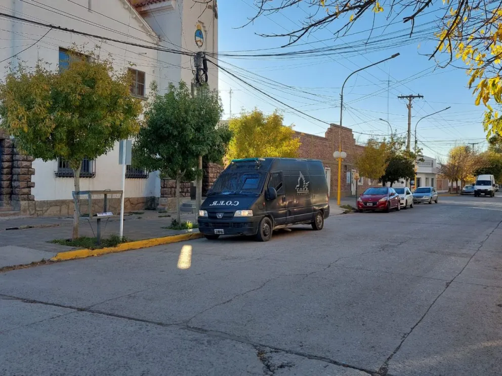 El allanamiento se realizó el sábado y estuvo encabezado por la BI. Colaboró Criminalística (foto archivo LCR).