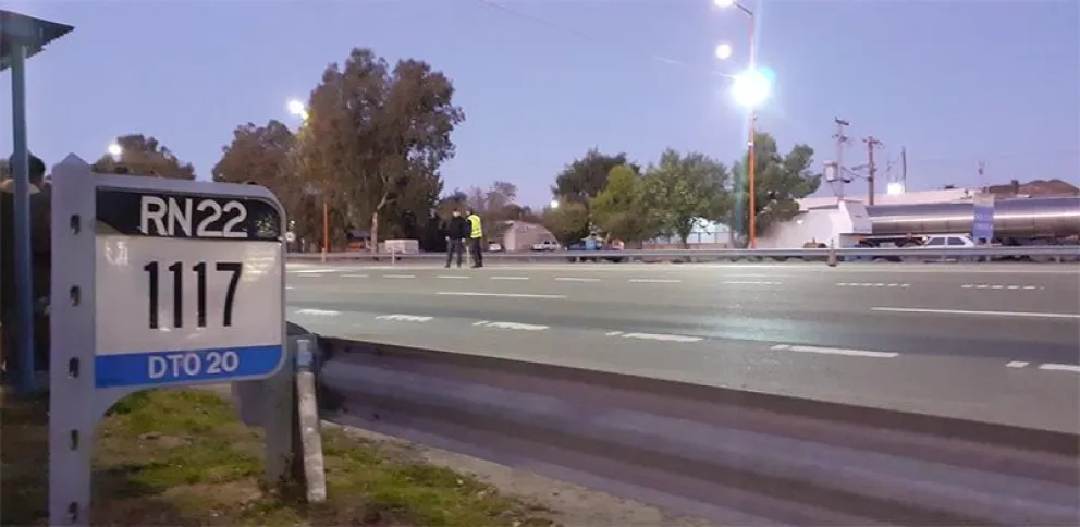 El hecho de tránsito ocurrido hace pocos días sucedió a 8 kilómetros de la Caminera de Chichinales. El personal policial junto a salud pública trabajó en el lugar. Foto LCR (archivo).