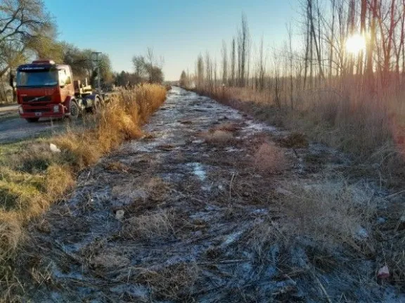 Todos los a&ntilde;os llegada del agua a los canales se transforma en una atracci&oacute;n para los m&aacute;s chicos y algo esperado por los productores por significar el motor de la producci&oacute;n (foto archivo LCR).