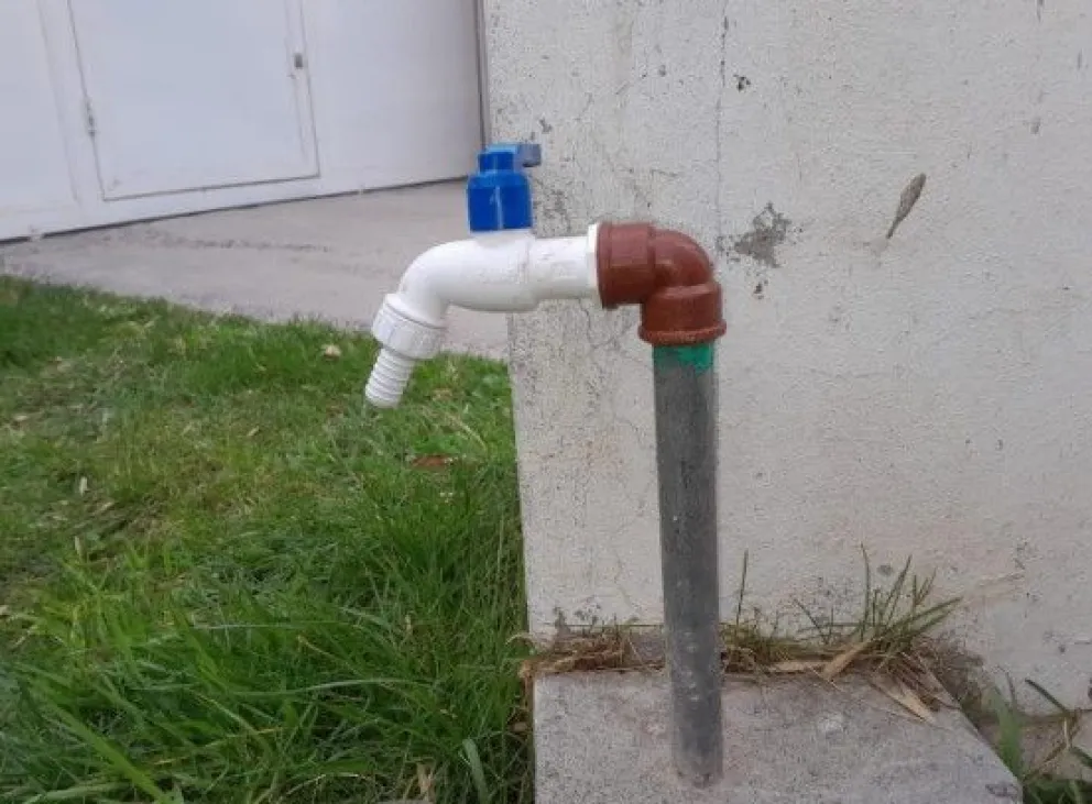 Desde los barrios CGT y Los Cerezos indicaron que no hay suministro desde anoche. Foto LCR (archivo).