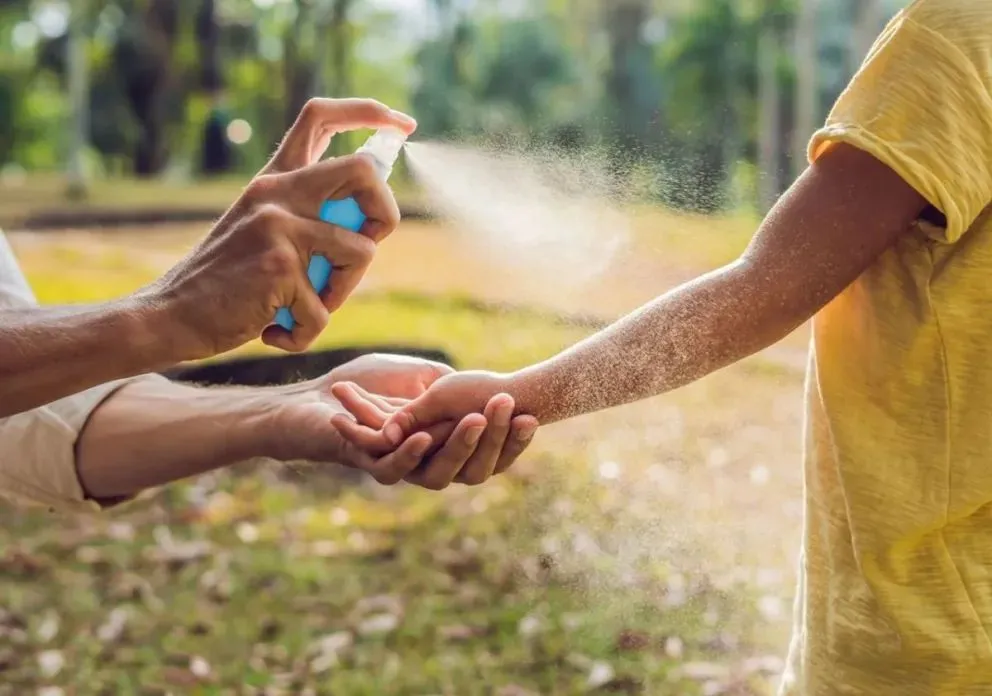 El uso de repelentes es una de la pautas a seguir para evitar la picadura de mosquitos. (Foto archivo)