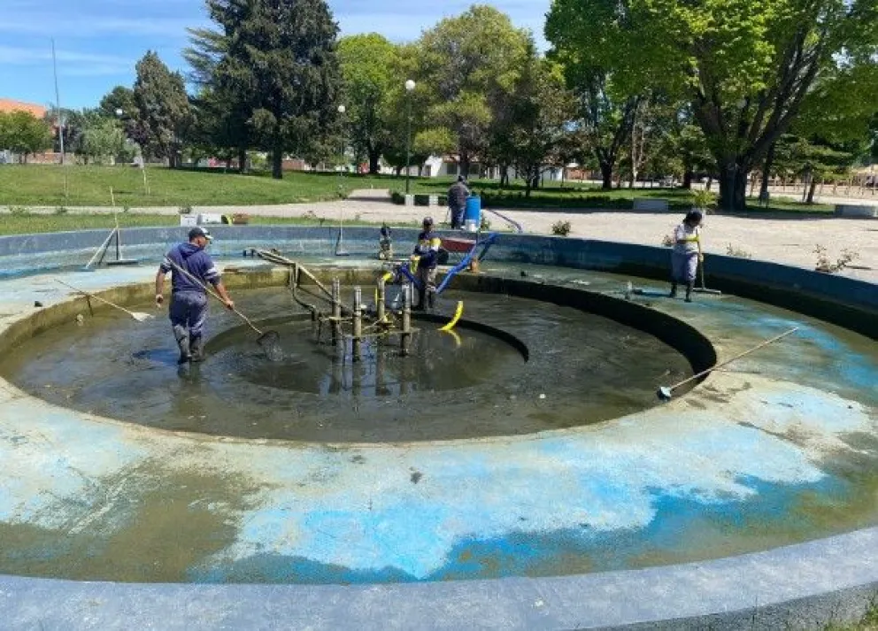 Parte del mantenimiento consiste en tareas de limpieza y pintura. 