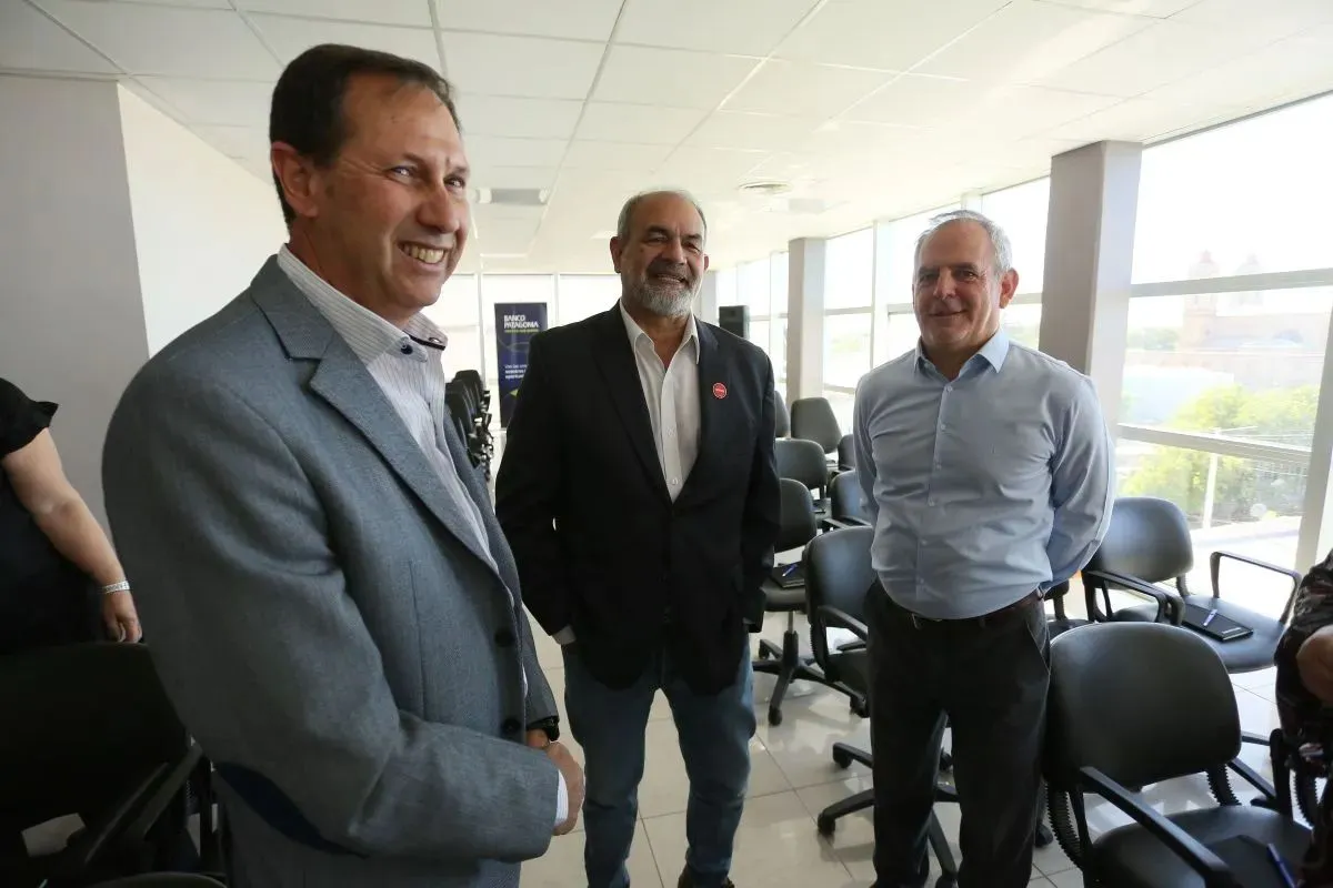 El Director de la provincia en Banco Patagonia Edgardo Vega, dialoga con el Rector de la UNRN y Jorge Davicino, Gerente Regional de Banco Patagonia