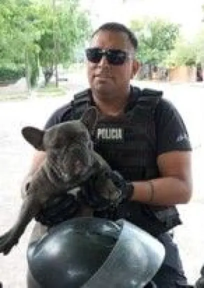 Mat&iacute;as Monsalve es el polic&iacute;a que logr&oacute; recuperar a la mascota (Foto gentileza). 