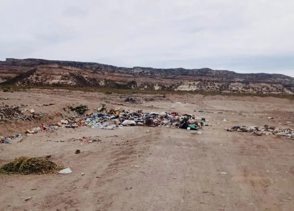 El municipio de Huergo detecto que arrojaron desperdicios sobre el camino de acceso al basural.