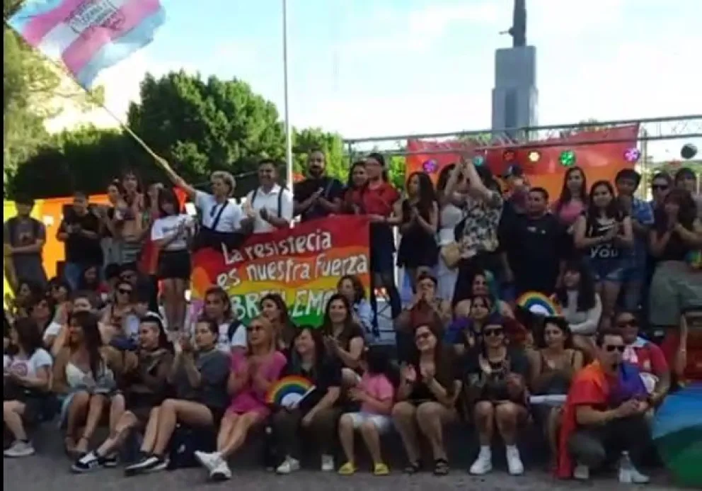 La comunidades que representan a las diversidades organizaron la primera Marcha del Orgullo en Villa Regina. (Foto gentileza)