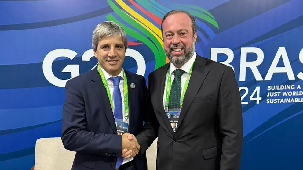 El ministro de Economía, Luis Caputo, y el ministro de Minas y Energía brasileño, Alexander Silveira.