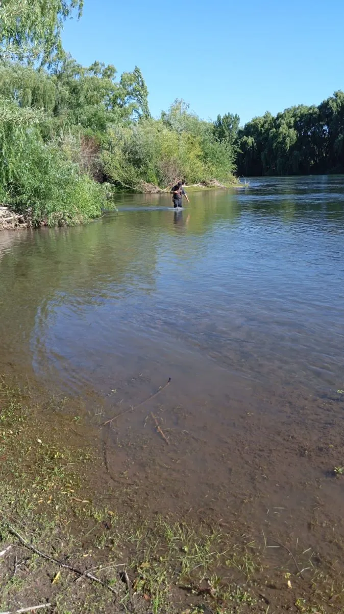 La polic&iacute;a cruz&oacute; un brazo del r&iacute;o para recuperar lo robado y detener a uno de los sujetos.