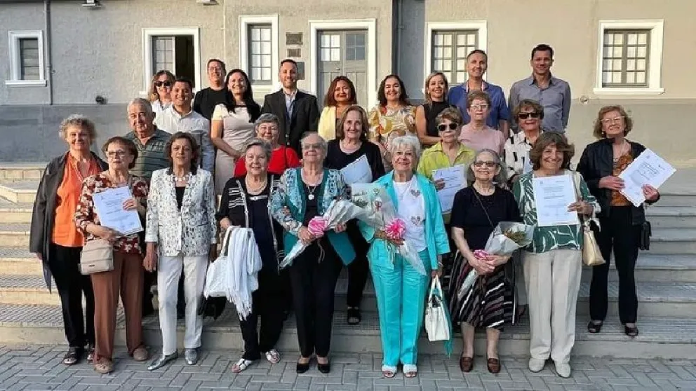 Las maestras y maestros que integraron la primera promoción fueron reconocidos por el Concejo Deliberante. (Foto gentileza)