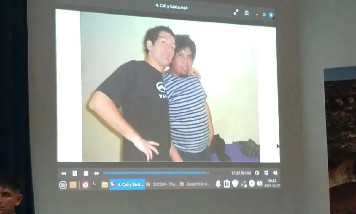 Homenajearon a dos estudiantes que dejaron huella en la Fadecs: el "Cali" y "Santa" (ANRoca).