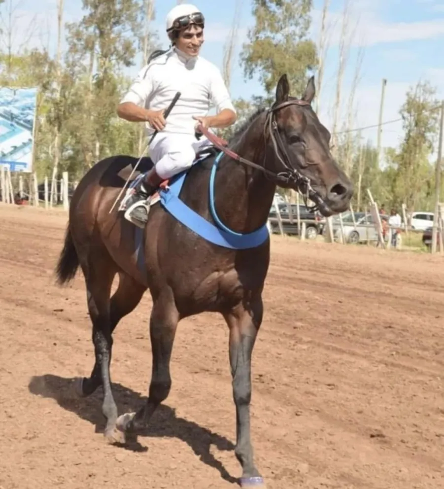 La derivación del jockey al hospital de Roca se produjo después de las 14 horas (Foto Facebook)