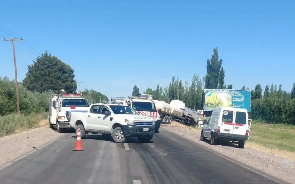 No logró frenar a tiempo y colisionó de lleno, terminando en la banquina. Foto ANRoca