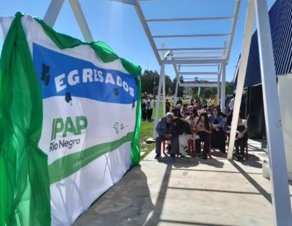 Las familias de los 29 egresados acompa&ntilde;aron el acto desde el exterior. 