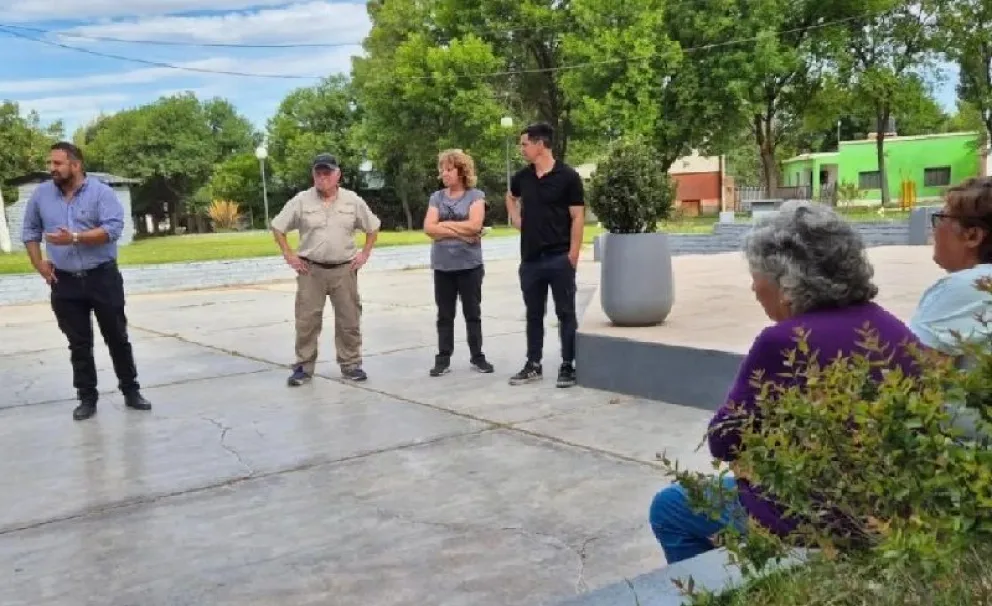 El intendente Lucas González, el legislador Luciano Delgado Sempé  y técnicos de Arsa se reunieron con vecinos del barrio Villa del Parque. (Fotos gentileza)