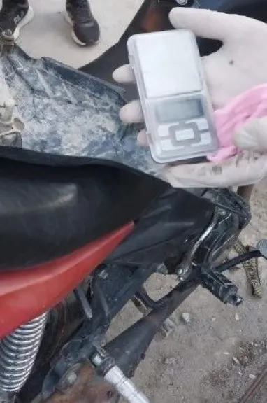 Además de la droga y las plantas de marihuana, se secuestró una moto