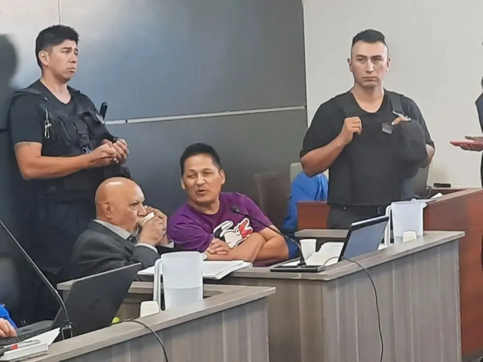 Antilaf, rodeado por los custodios del Servicio Penitenciario, conversa con su abogado Carlos Vila. Foto: Cipo360.