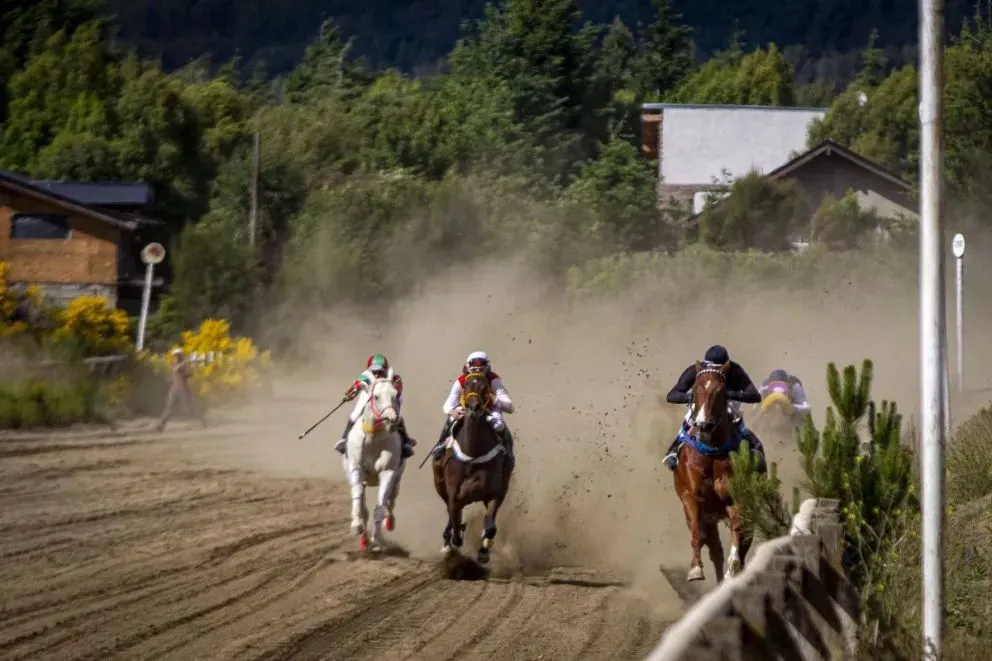 Sucedió el domingo en el hipódromo de Bariloche. (Foto de archivo: Euge Neme)