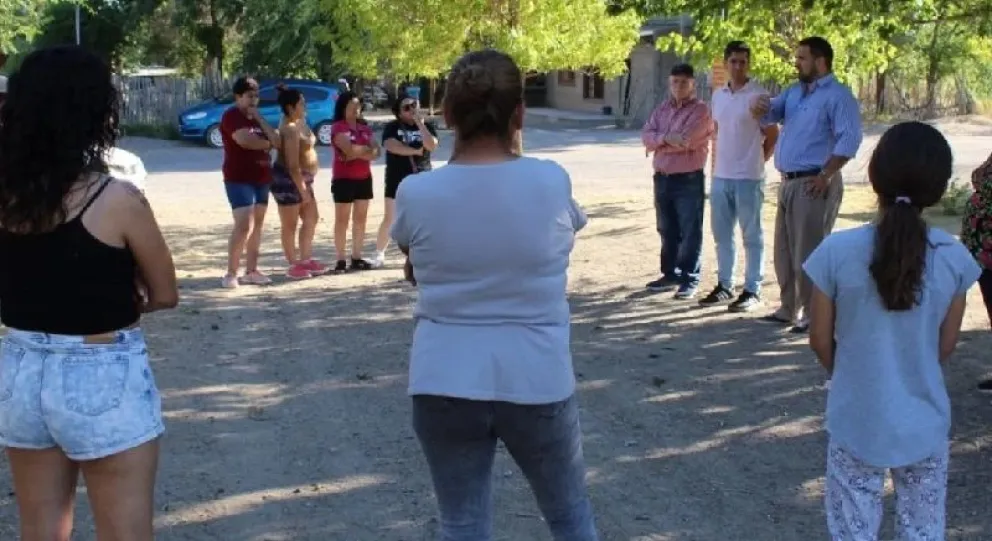 César del Valle, ingeniero de Arsa, Lucas González, intendente de Chichinales, y el legislador Delgado Sempé se reunieron con vecinos del barrio. (Foto archivo)
