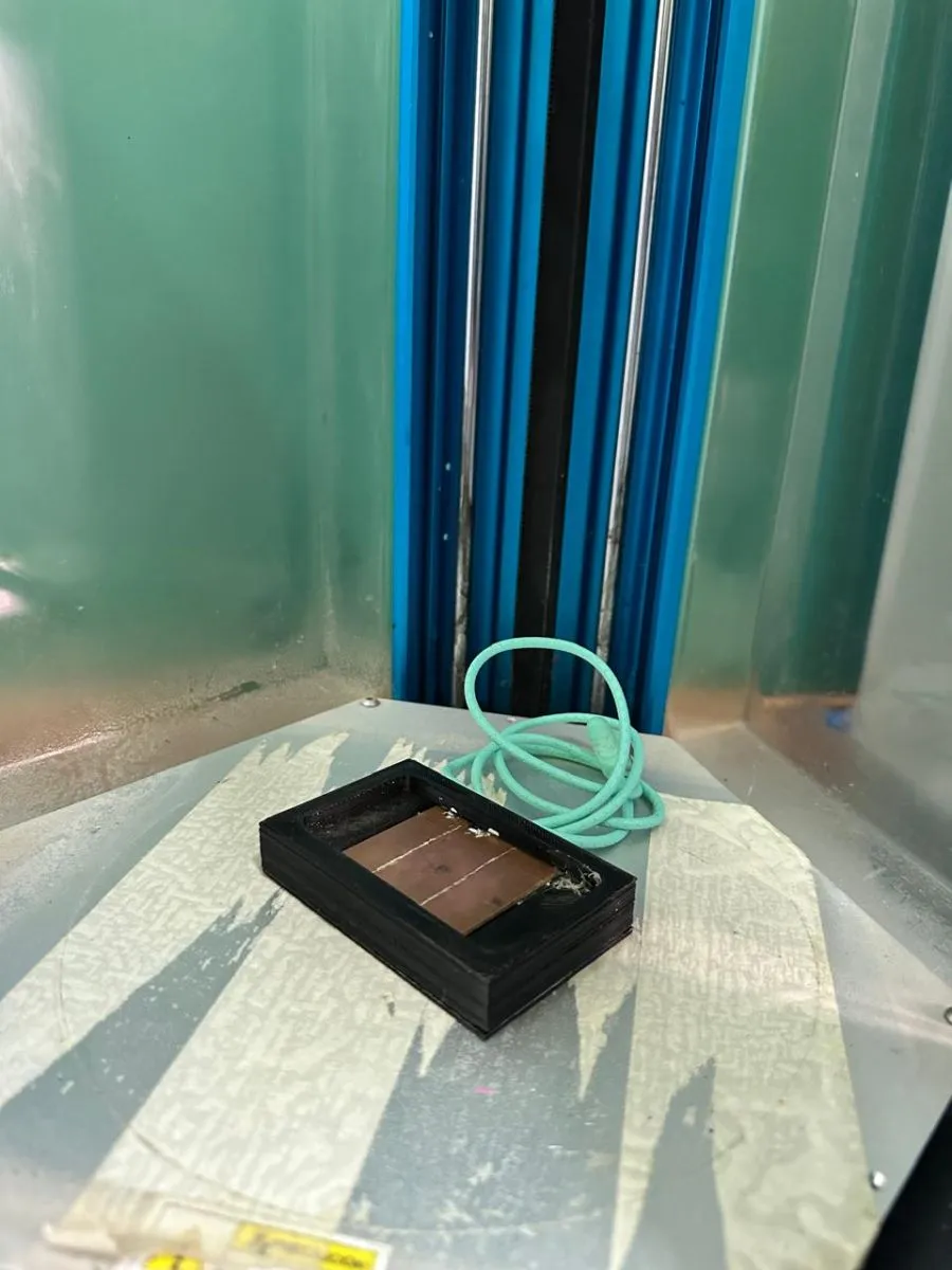 Cargador del dispositivo en la impresora 3D del colegio