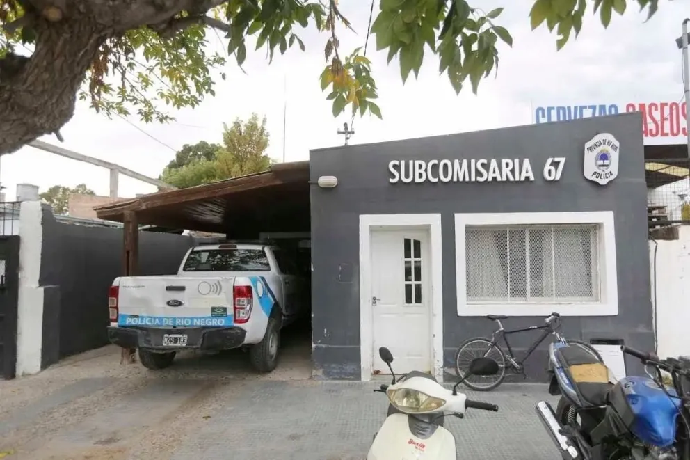 Se activó el protocolo de acción para estos casos y el personal policial se hizo presente en la vivienda donde sucedió el hecho, a partir de los datos brindados por la joven. (Foto ANR).