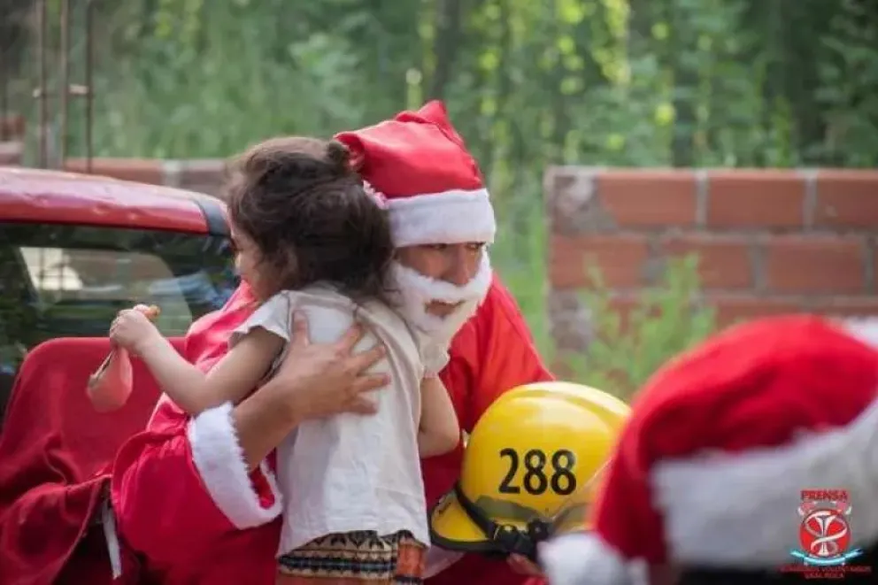 "Únete a nuestra causa, para llevar alegría y un momento especial a aquellos que más lo necesitan en estas fiestas". Es el mensaje que expresaron junto al flyer. (Foto: gentileza Bomberos Voluntarios).