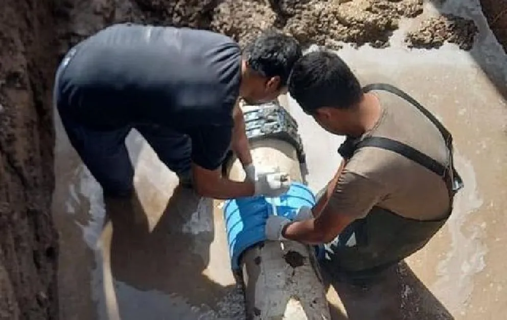 Personal de Aguas Rionegrinas trabaja en la reparación del ducto roto. Foto: archivo