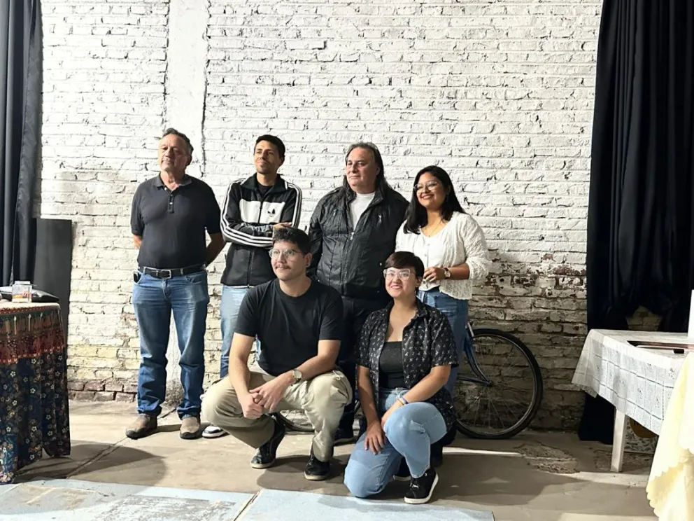 Marcos Quiñones junto a 5 de los protagonistas de "Los cuentos de la Perla"