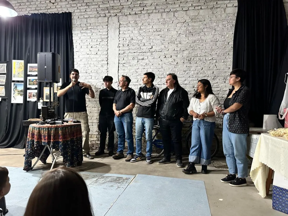 El director junto a 5 protagonistas de la pel&iacute;cula