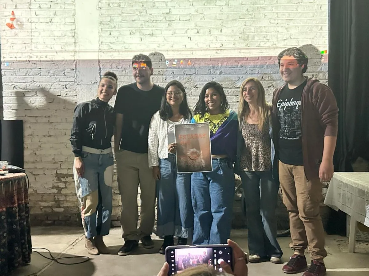 Marcos entreg&oacute; el poster de "Estabas ah&iacute;" al equipo de La Bruja