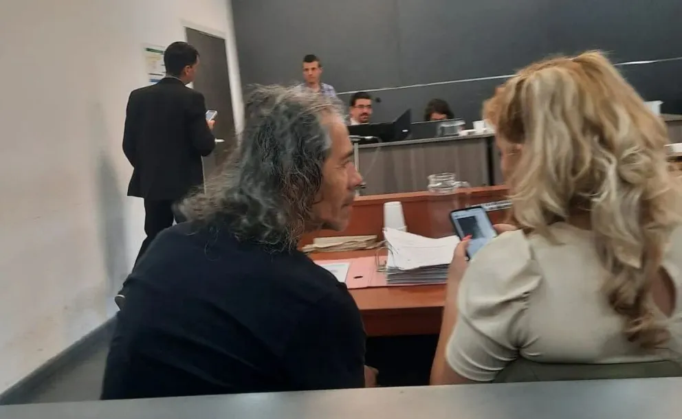 El papá de Otoño, Roberto Uriarte, consulta algunos detalles con su abogada, Gabriela Prokopiew. Foto: Cipo360.