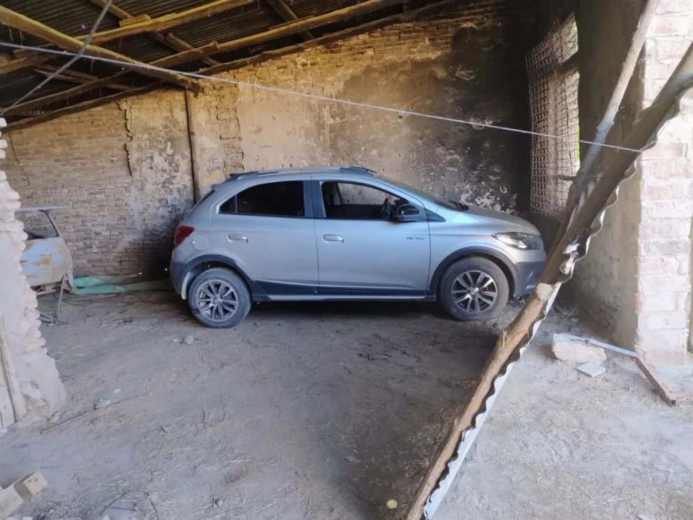 El auto fue encontrado en una chacra entre Mainqué y Huergo. (Foto gentileza Último Momento Noticias)