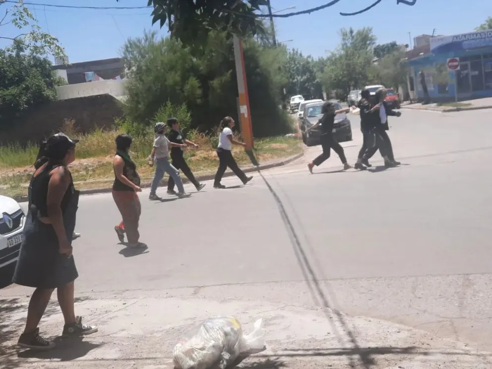 El ex comisario Vallejos, corrido y hostigado por un grupo de mujeres a la salida del edificio de Tribunales. Foto: Cipo360.