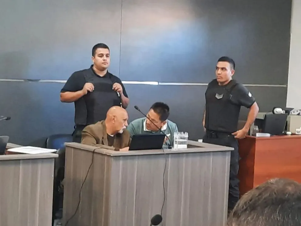 El "Gato" Antilaf junto a su abogado, Carlos Vila Llanos. Es el único que se encuentra con prisión efectiva por robo calificado. Foto: Cipo360.