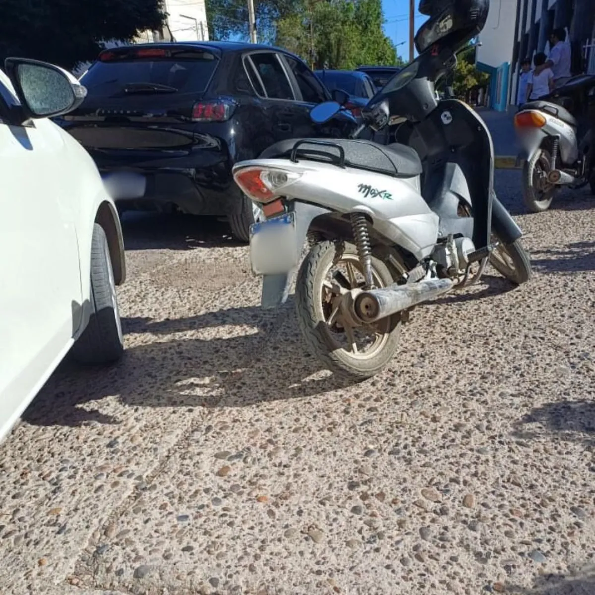 Veh&iacute;culos ocupando el lugar que esta se&ntilde;alizado y destinado para personas con discapacidad