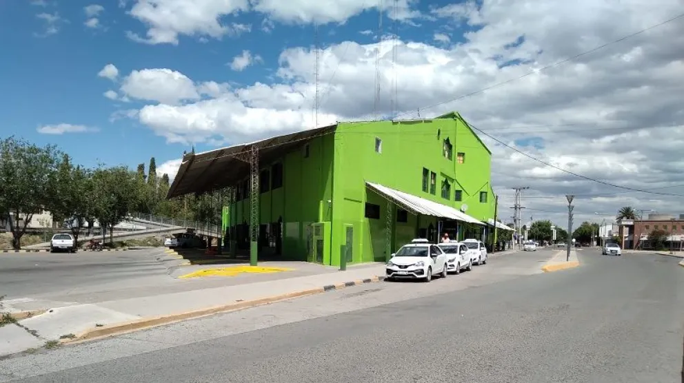 El edificio de la terminal fue pintado y se están mejorando servicios para los usuarios. (Foto LCR Diario Digital)