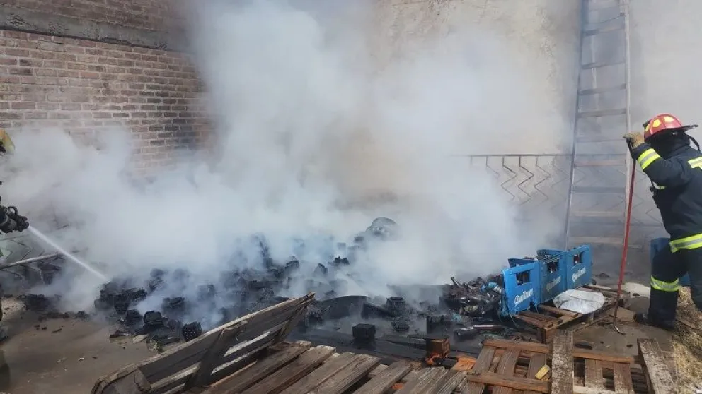 El fuego se registró en el exterior de un comercio de venta de alimentos. (Foto gentileza)
