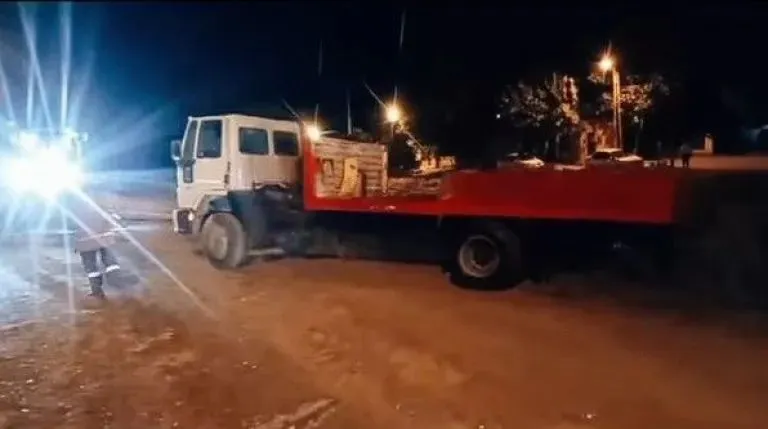 El cami&oacute;n finalmente fue retirado del canal. (Fotos gentileza)