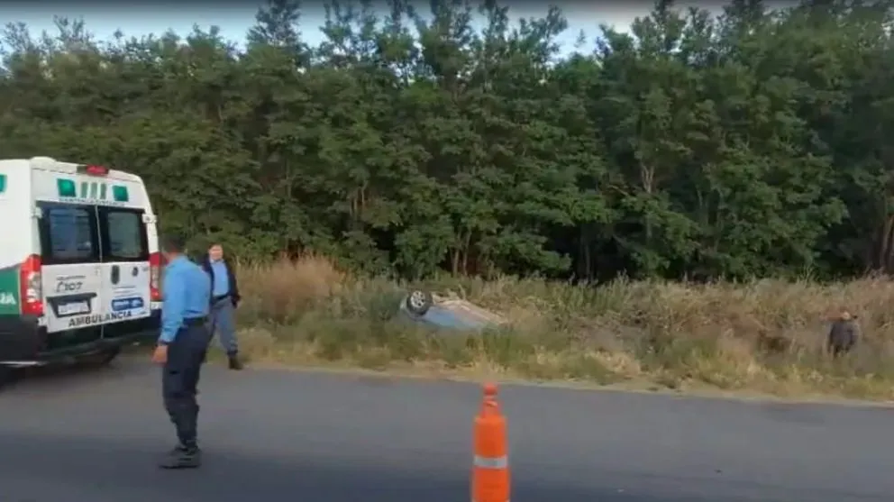 El vehículo, que viajaba en dirección hacia Arroyito, terminó volcando y quedó tumbado sobre sus cuatro ruedas a un costado de la ruta. | Foto (gentileza)