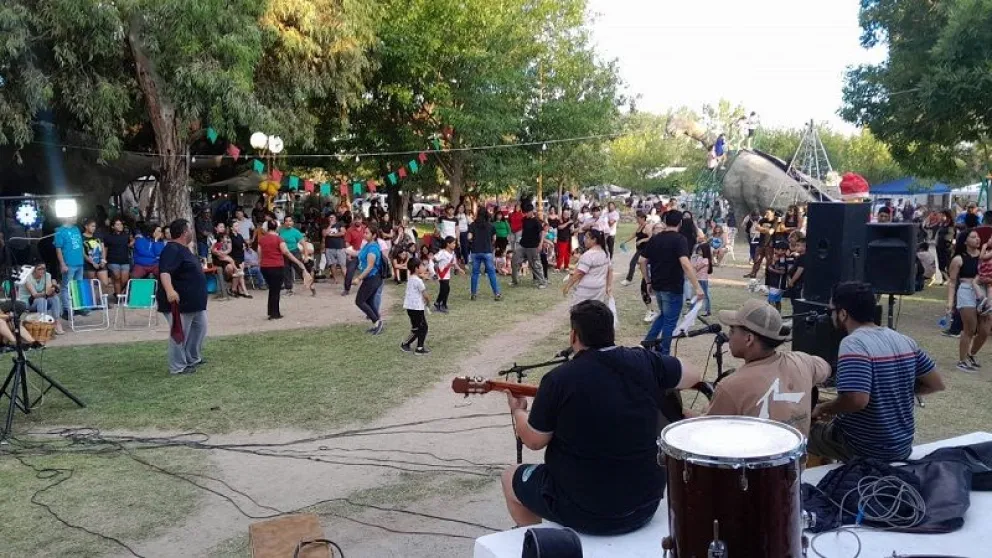 Desde distintos puntos de la ciudad llegaron hasta el barrio Villa Alberdi para sumarse al festejo por sus 79 años de vida. (Foto LCR)