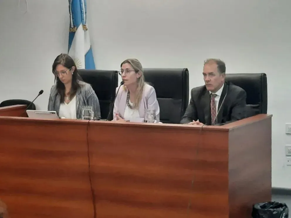 Los jueces Florencia Caruso (centro), Amorina Sánchez Merlo y Juan Pedro Puntel ordenaron el arresto del testigo que no quería declarar. Foto: Cipo360.