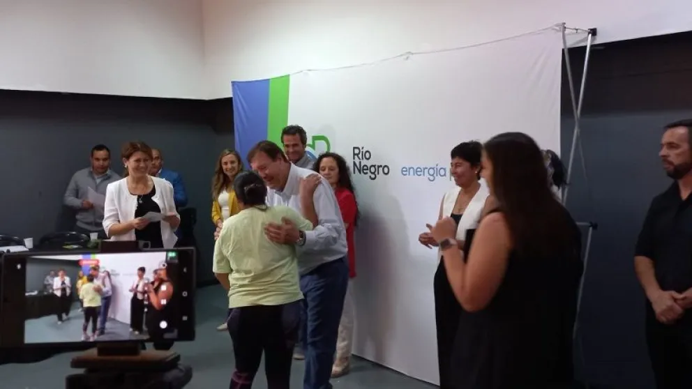 El gobernador Alberto Weretilneck entregó a beneficiarios las tarjetas Río Negro Presente Salud. (Fotos LCR Diario Digital)