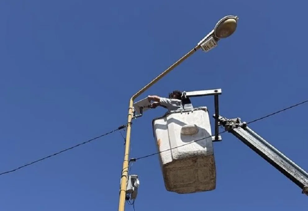 La primera antena para acceder a internet gratuito se instaló en Paseo Pato Bermejo. (Foto gentileza municipalidad de Villa Regina)