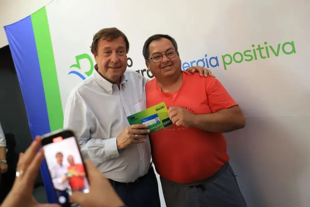 Weretilneck entregó en mano las tarjetas de RN Presente Salud (Gobierno de Río Negro).