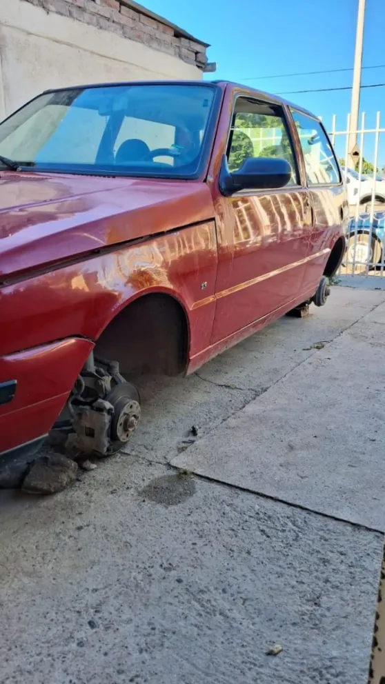 El Fiat Uno rojo permanecía en el patio de la vivienda de barrio GardÍn, frente a calle Juan XXIII. 