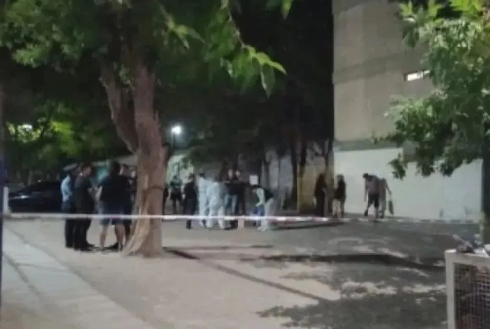 Las pericias se realizaron durante varias horas y las familias recién pudieron regresar a sus domicilios después de que retiraran los cuerpos para trasladarlos a la morgue de Roca. Foto: gentileza Miguel Parra.